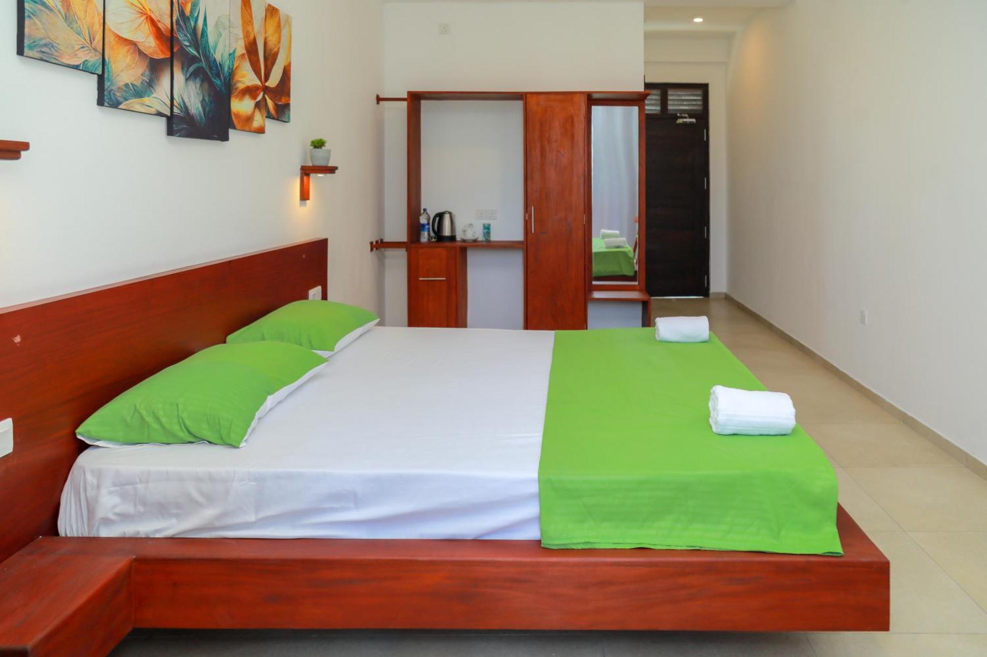 Traveller'S Hotel Хикадува Екстериор снимка